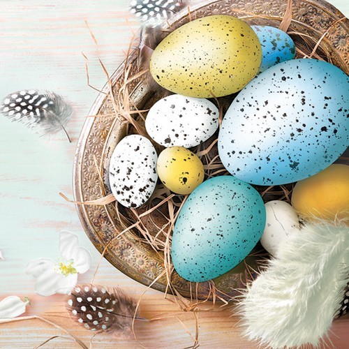 20 Servietten Easter Eggs with Feathers on Blue - Natürliche Eier in bunten Farben 33x33cm
